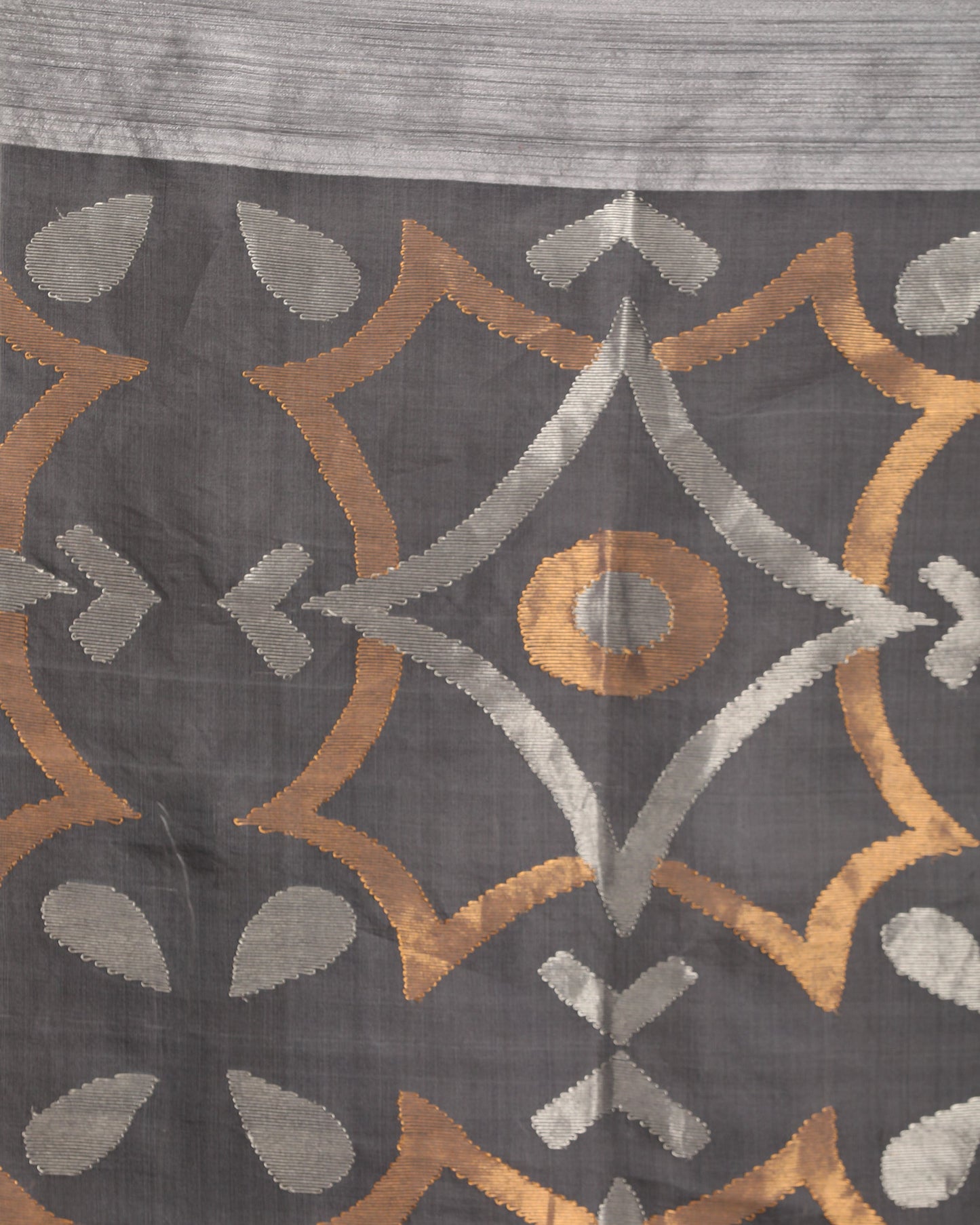 Women's Grey Matka Silk Handloom Traditional Sequin Jamdani Saree