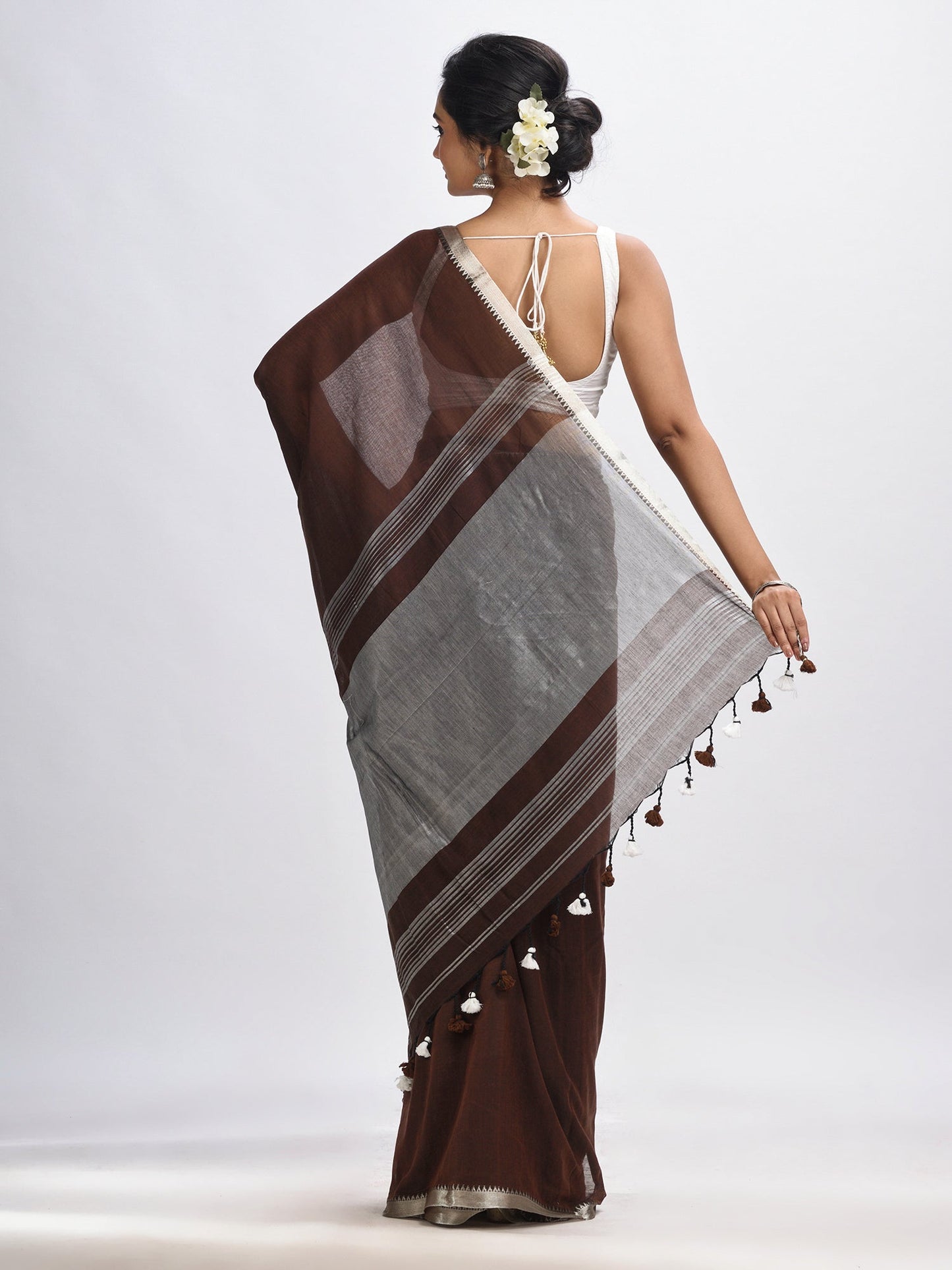 Women's Dark coffee Cotton with zari pallu and zari border handloom Saree