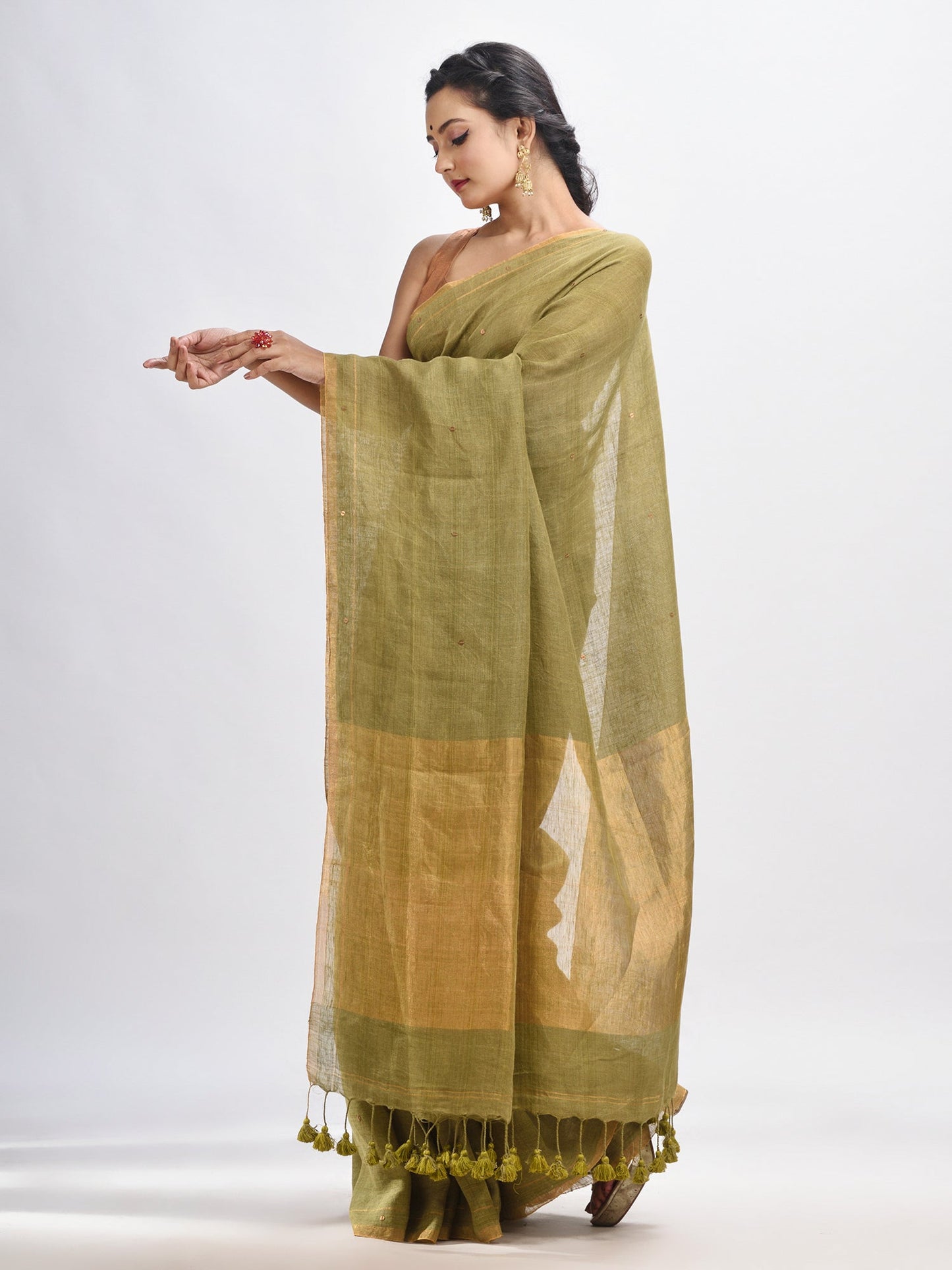 Women's green linen all body cumki in pallu zori handloom saree