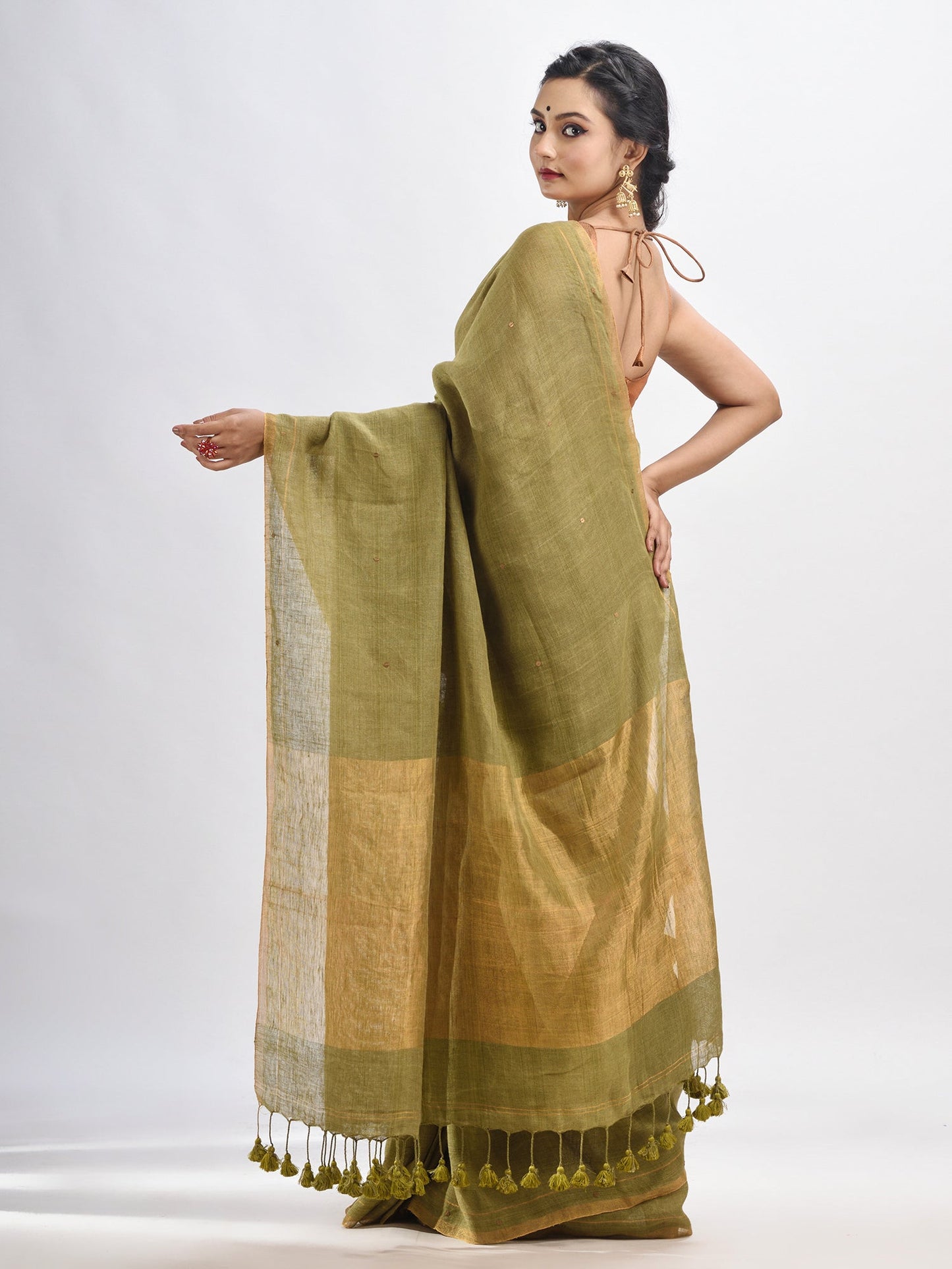 Women's green linen all body cumki in pallu zori handloom saree