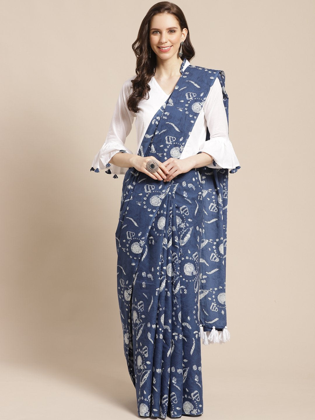 Women's White Printed Saree With Solid White 3/4Th Sleeve Bell Sleeve Blouse
