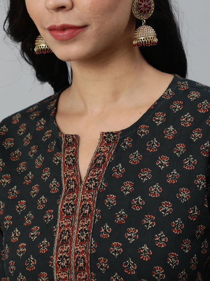 Women's Green Ethnic Printed Straight Kurta With Three Quarter Sleeves