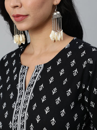 Women's Black Calf Length Straight Kurta With Round Neck And Three Quarter Sleeves