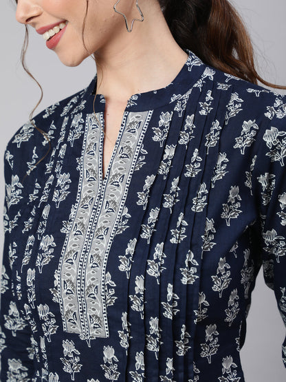 Women's Navy Blue Straight Tunic With Three Quaretr Sleeves