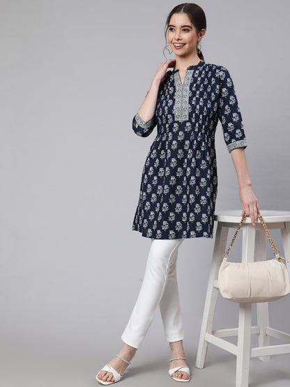 Women's Navy Blue Straight Tunic With Three Quaretr Sleeves