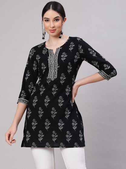 Women's Black Straight Tunic With Three Quaretr Sleeves
