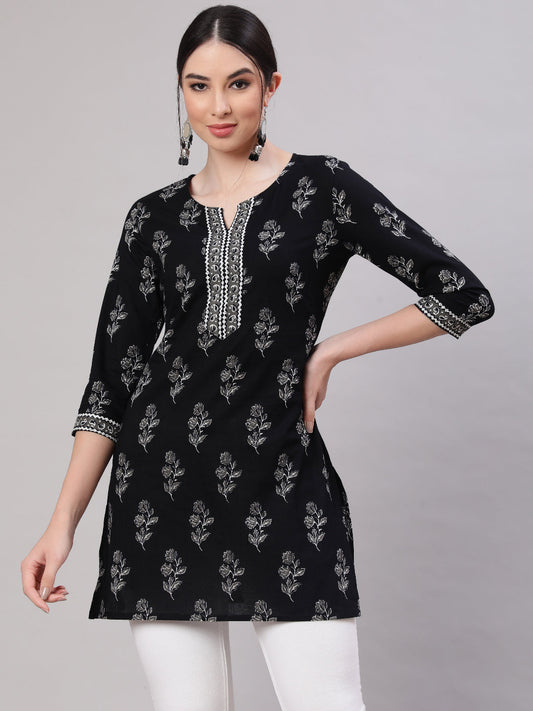 Women's Black Straight Tunic With Three Quaretr Sleeves
