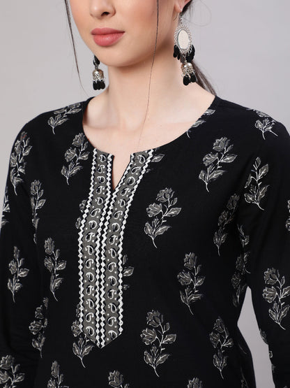 Women's Black Straight Tunic With Three Quaretr Sleeves