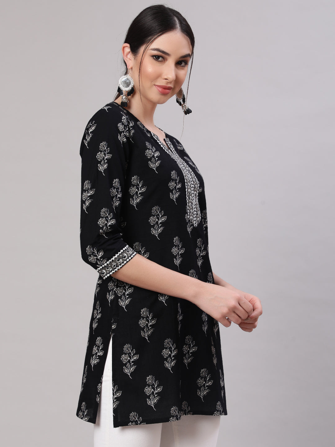 Women's Black Straight Tunic With Three Quaretr Sleeves