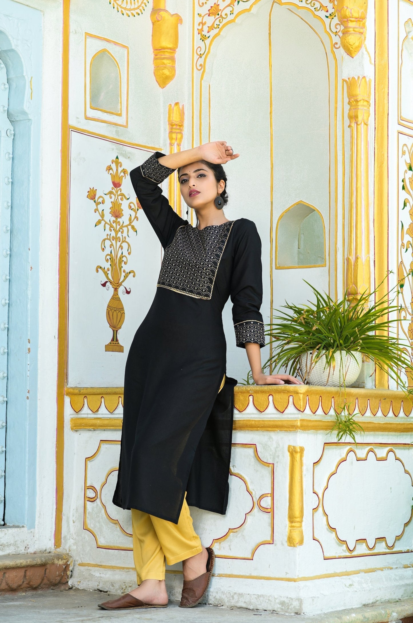 Women's Black Solid Embroidered Kurta Set