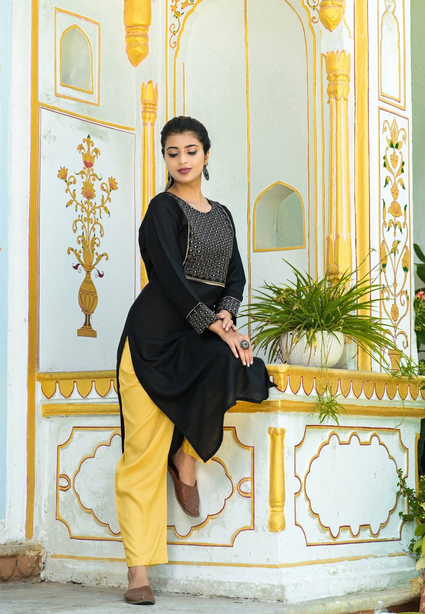 Women's Black Solid Embroidered Kurta Set