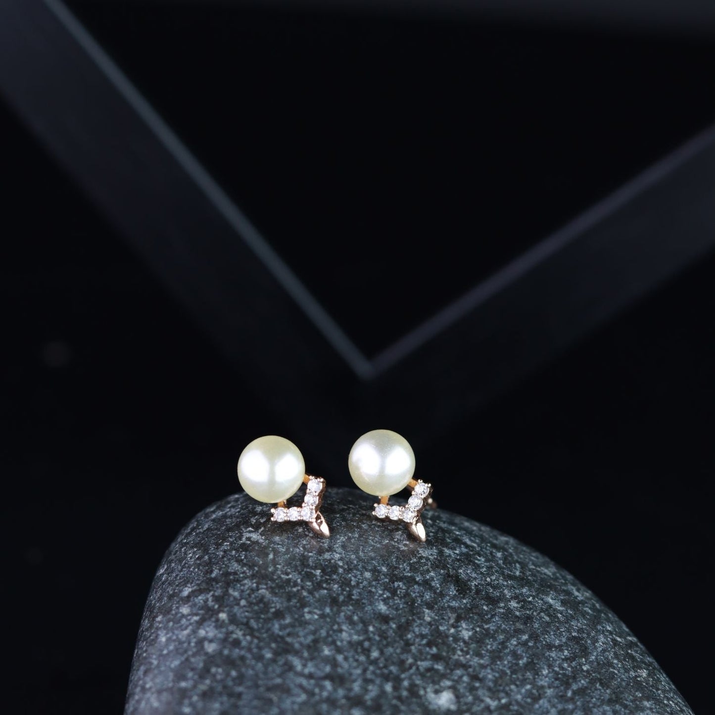 Women's I Jewels Valentine'S Special Rose Gold -Plated & White Contemporary Studs Earrings (E2973)