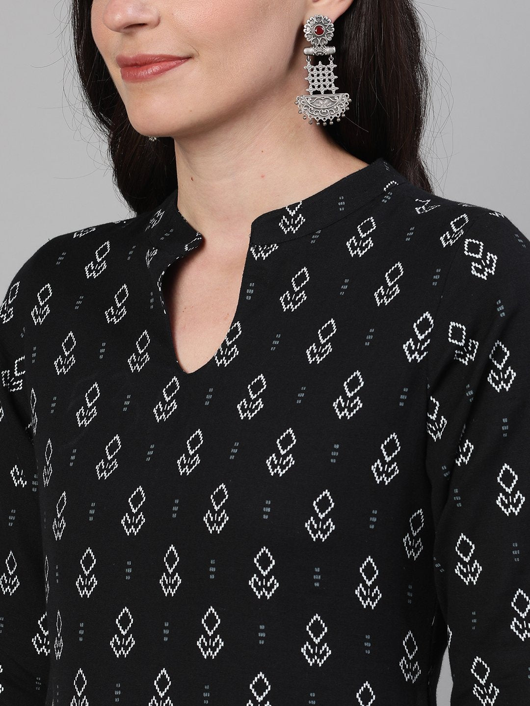 Women's Black Three-Quarter Sleeves Straight Kurta With Palazzo And Pockets With Face Mask
