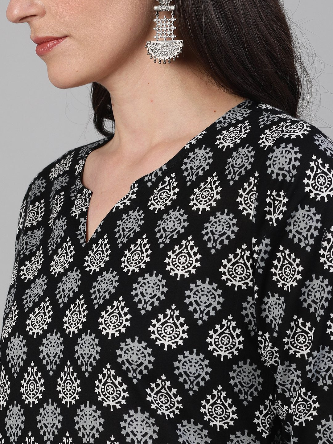 Women's Black Three-Quarter Sleeves Straight Kurta With Palazzo And Pockets And Face Mask