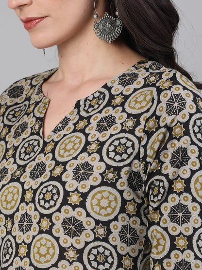 Women's Black And Greenthree-Quarter Sleeves Straight Kurta With Palazzo With Pockets And Face Mask