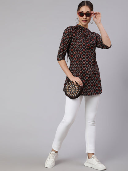 Women's Black Straight Tunic With Three Quaretr Sleeves