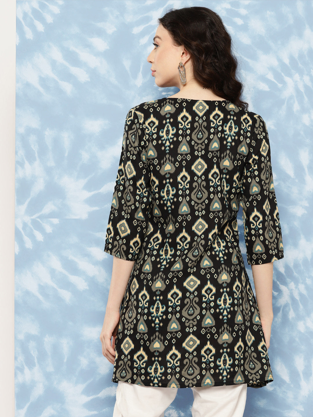 Women's Black Straight Tunic With Three Quaretr Sleeves