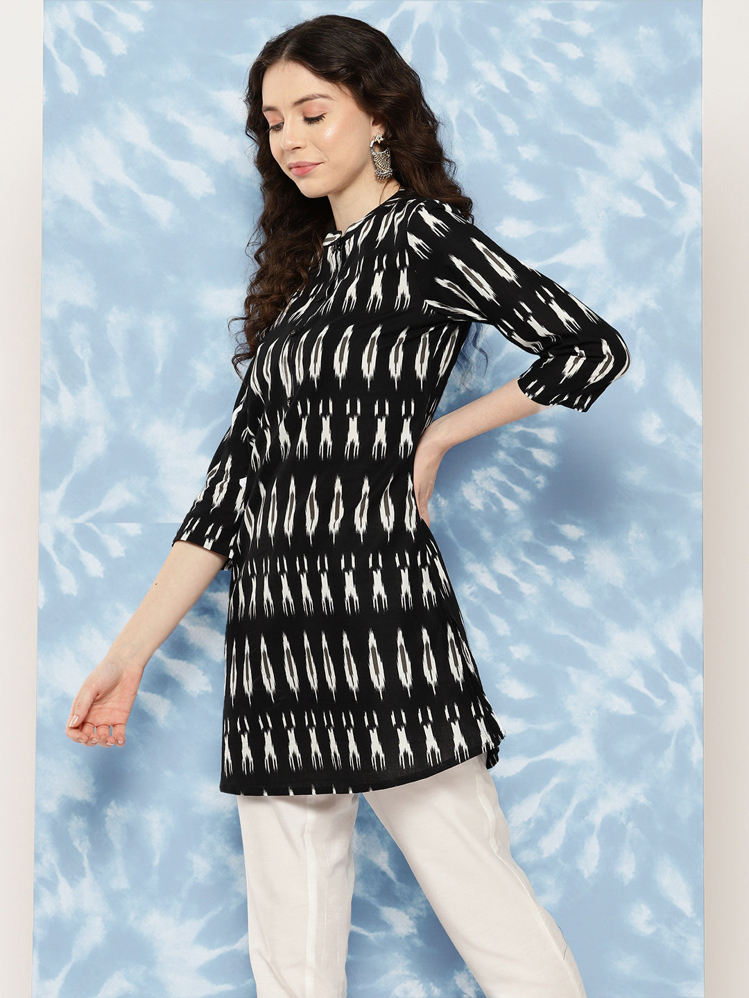 Women's Black Straight Tunic With Three Quaretr Sleeves