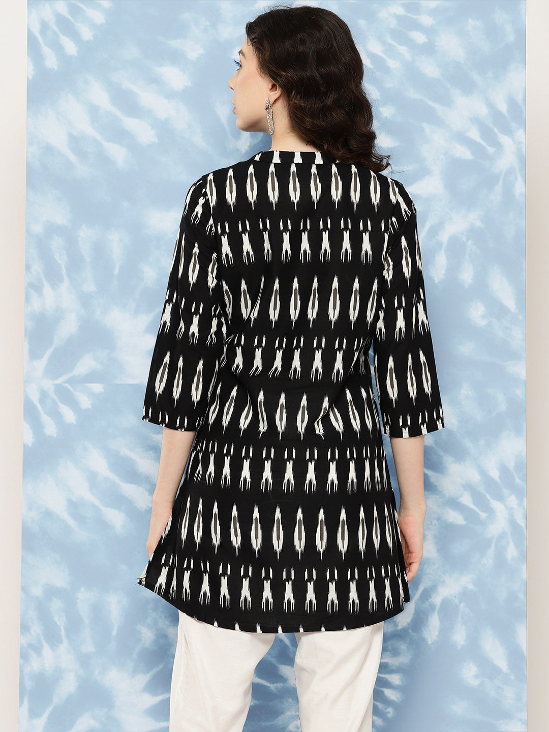 Women's Black Straight Tunic With Three Quaretr Sleeves