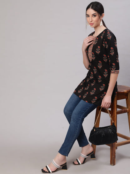 Women's Black Straight Tunic With Three Quaretr Sleeves