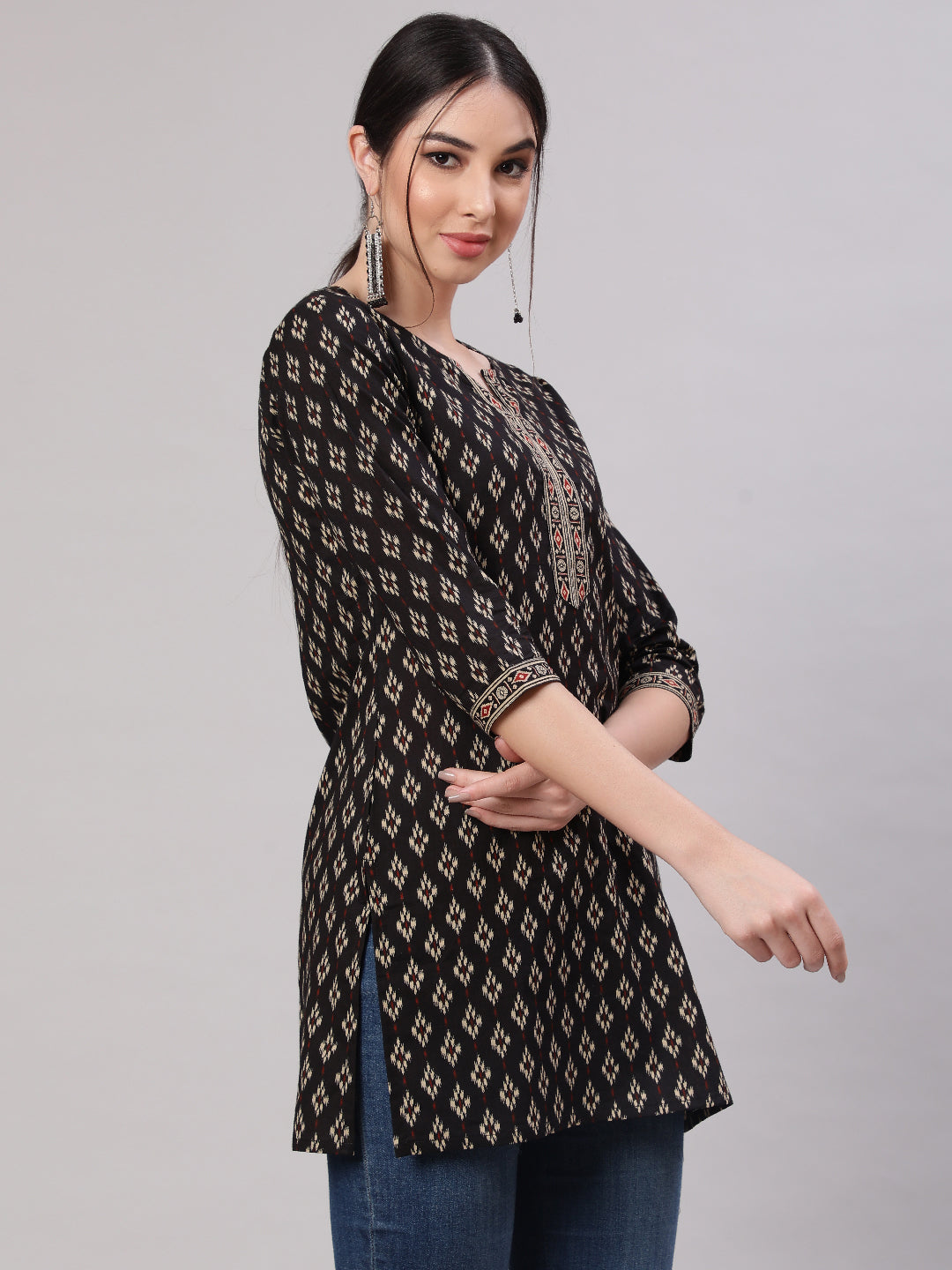 Women's Black Straight Tunic With Three Quaretr Sleeves
