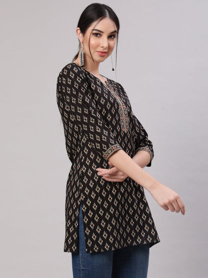 Women's Black Straight Tunic With Three Quaretr Sleeves