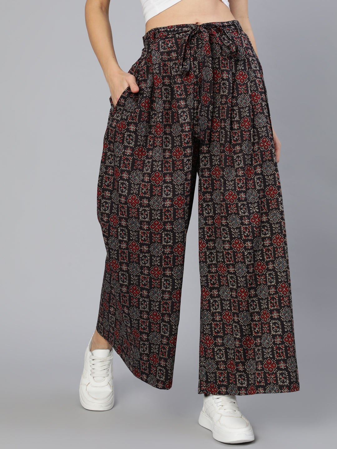 Women's Black Wide Legged Printed Plazo With Side Pockets
