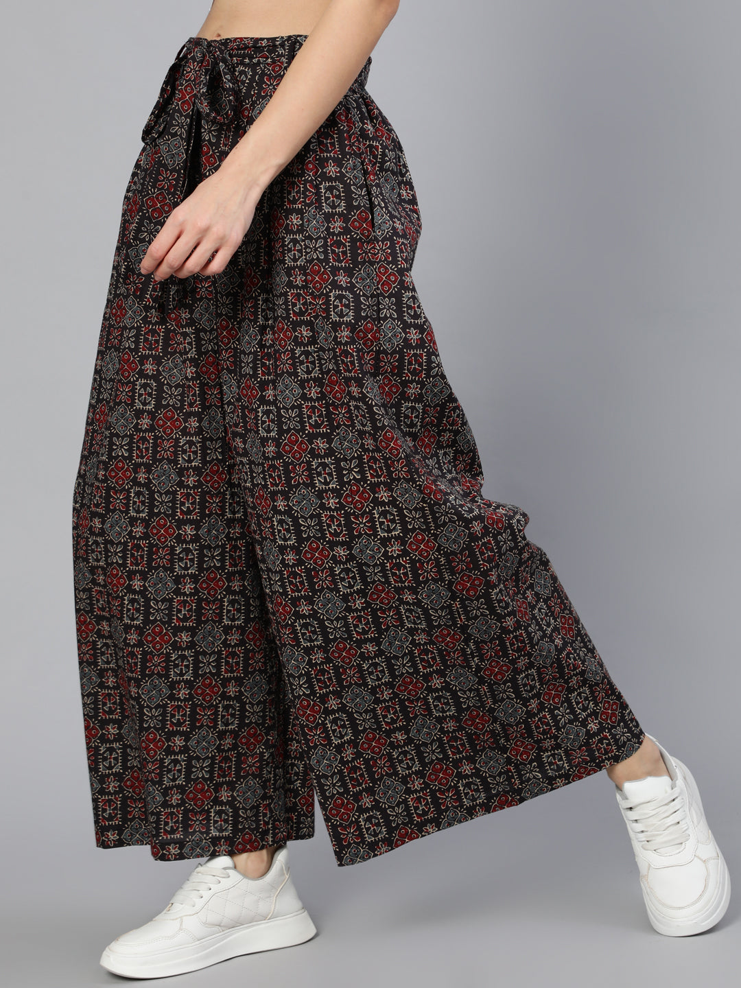 Women's Black Wide Legged Printed Plazo With Side Pockets