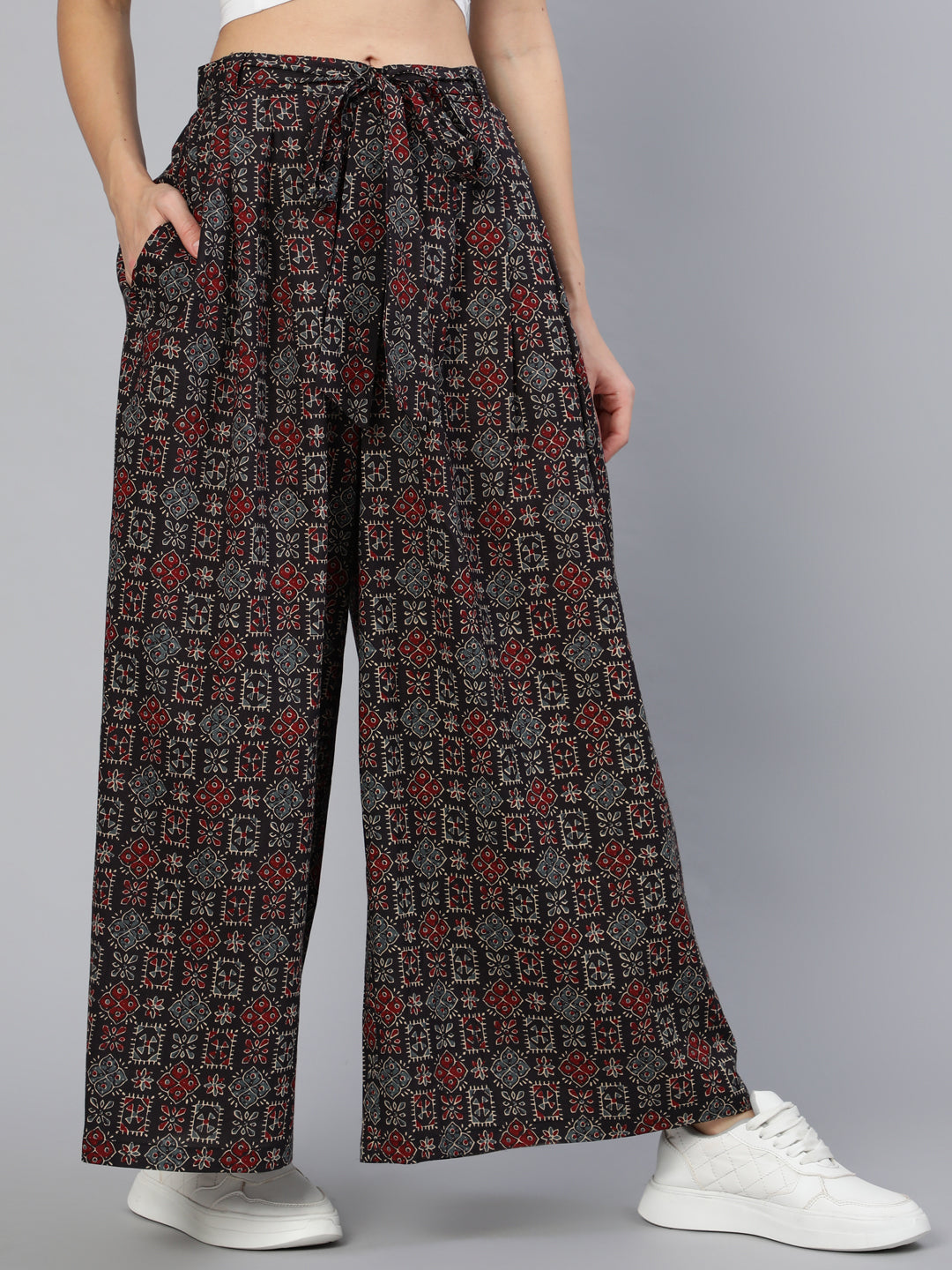 Women's Black Wide Legged Printed Plazo With Side Pockets