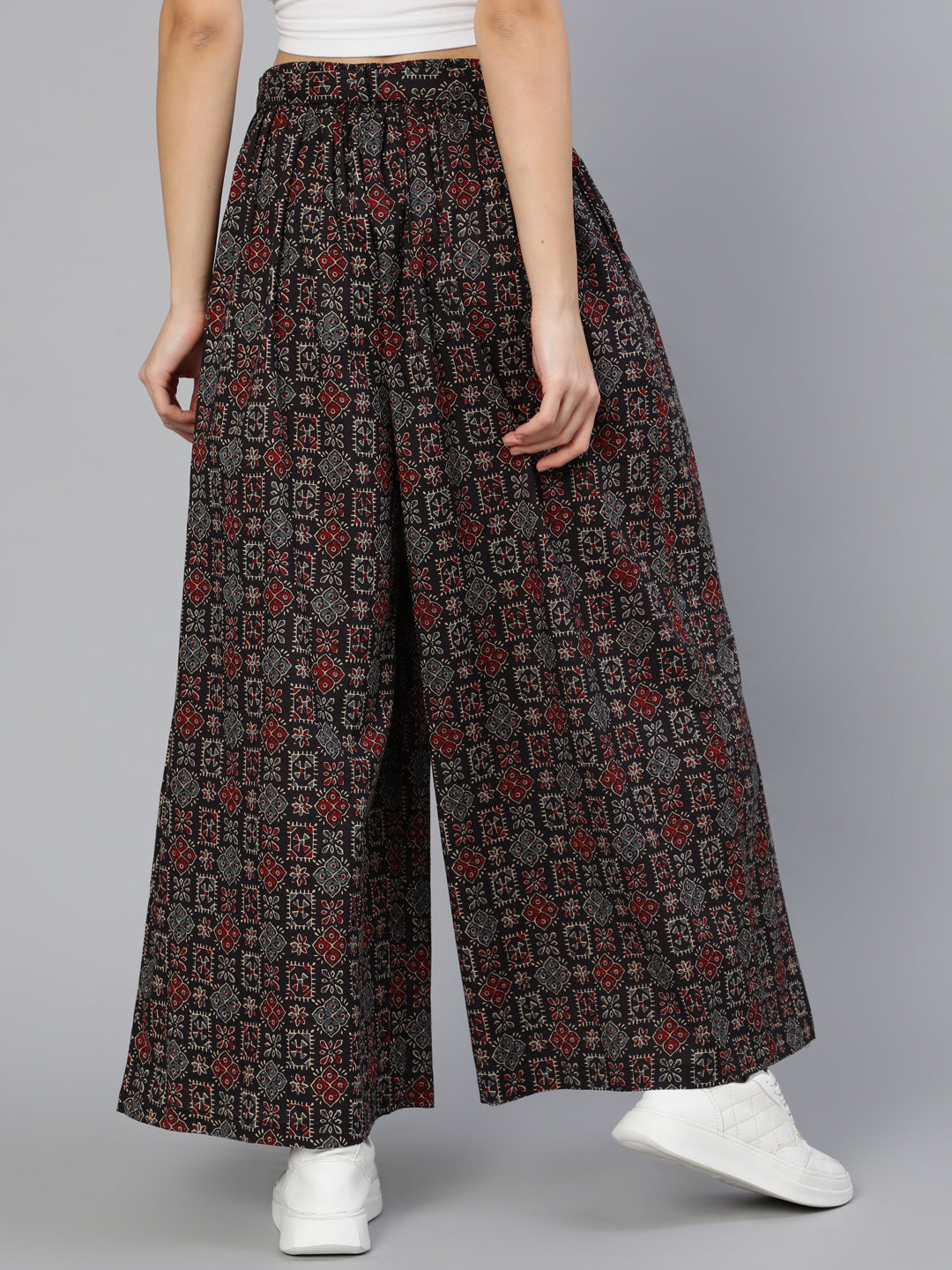 Women's Black Wide Legged Printed Plazo With Side Pockets
