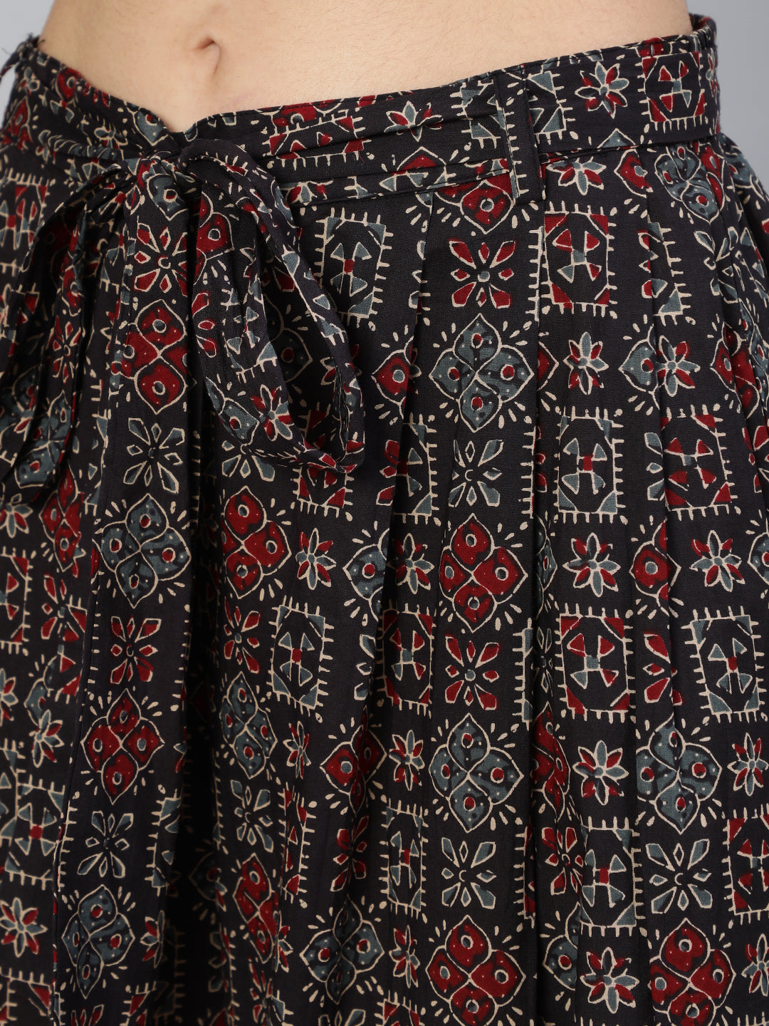 Women's Black Wide Legged Printed Plazo With Side Pockets