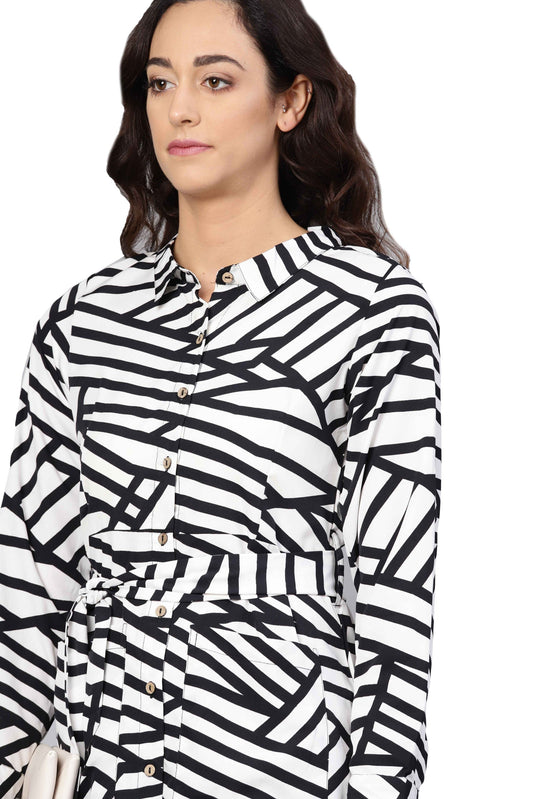Women's Black & White Poly Crepe Solid 3/4 Sleeve Collar Neck Kurti