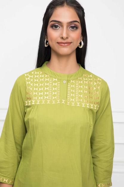 Women's Green Solid Mandarin Collar Regular Sleeves Cotton Top