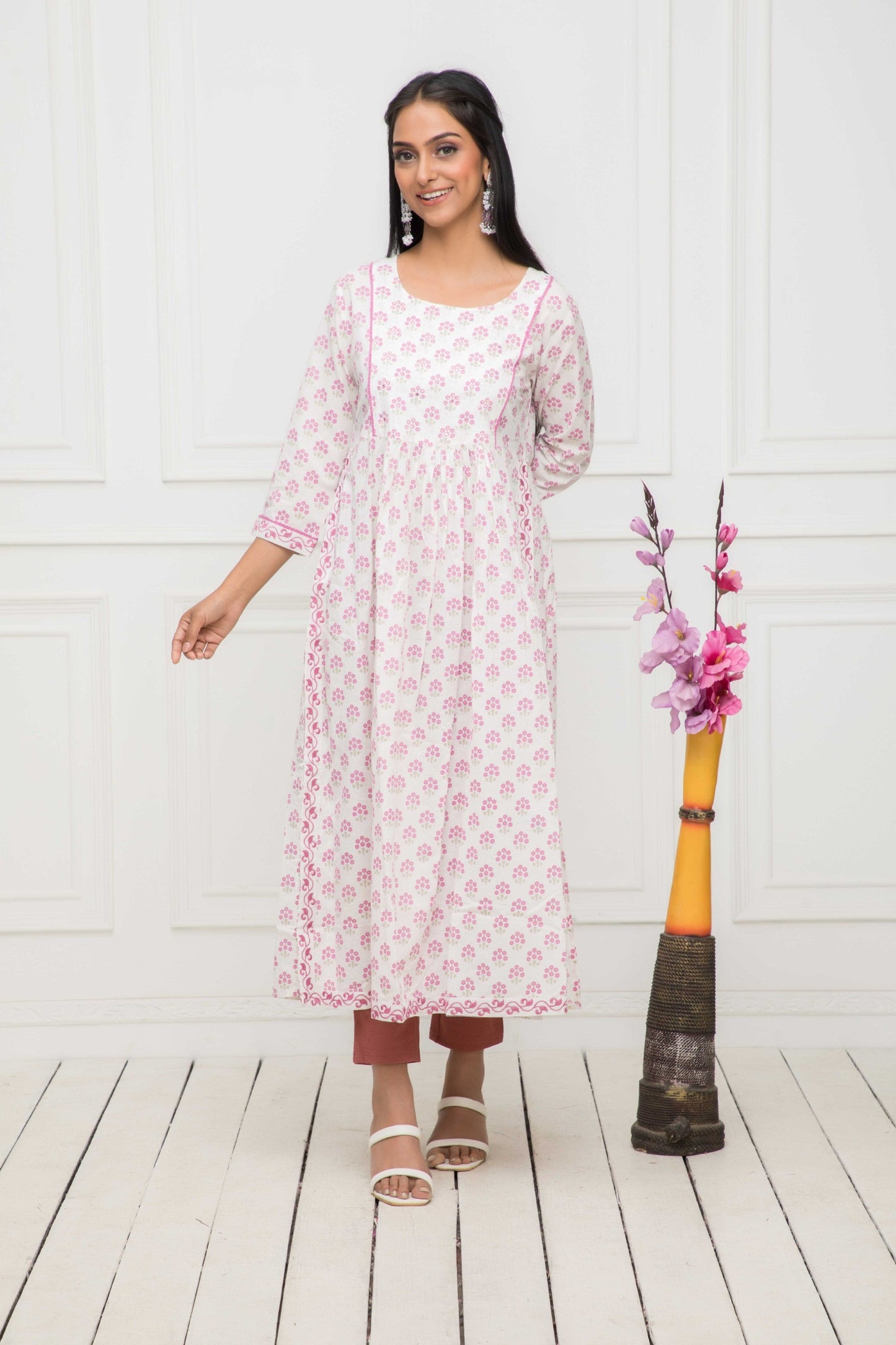 Women's White Floral Rayon Straight Round Neck Kurtas