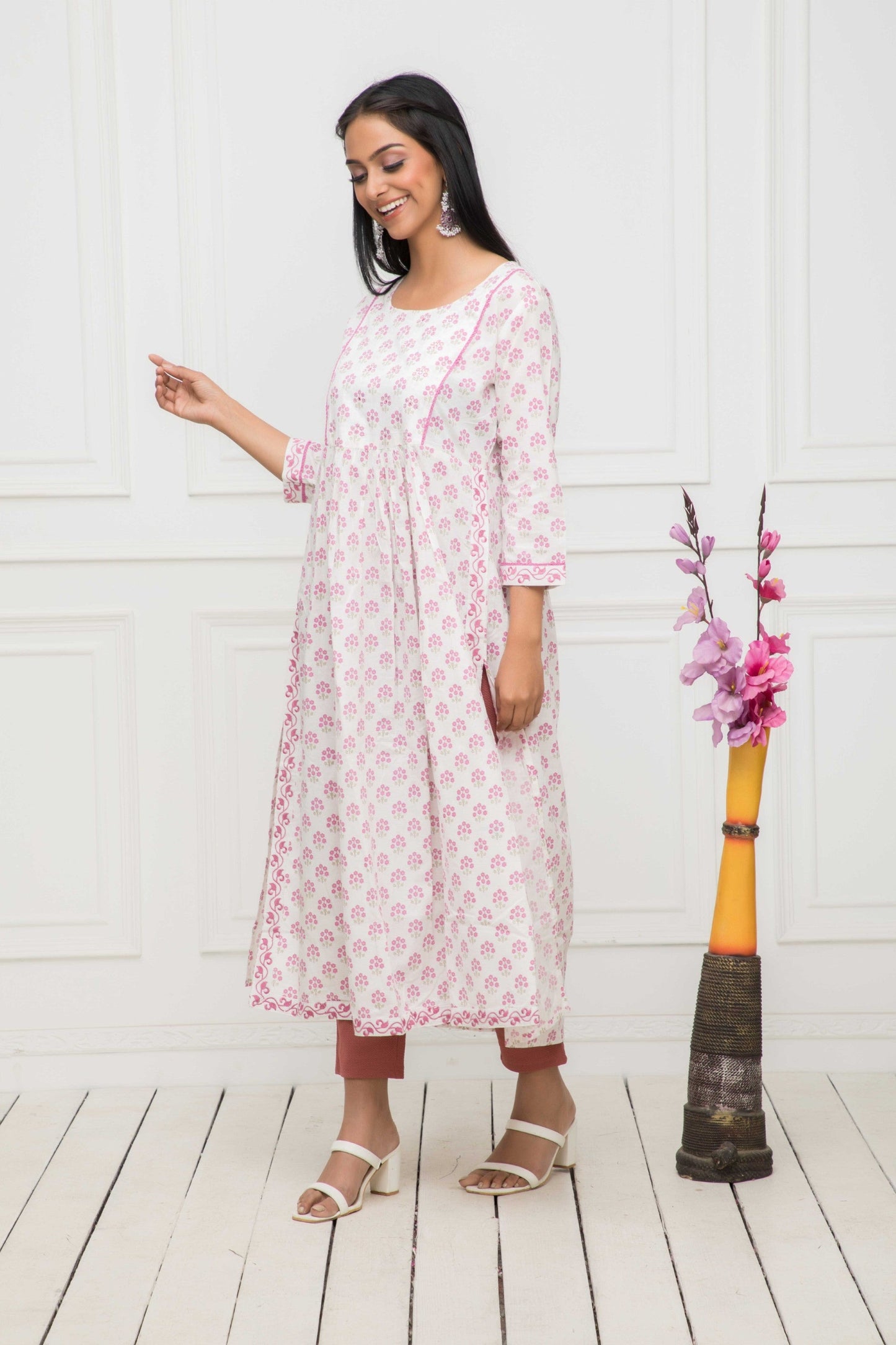 Women's White Floral Rayon Straight Round Neck Kurtas