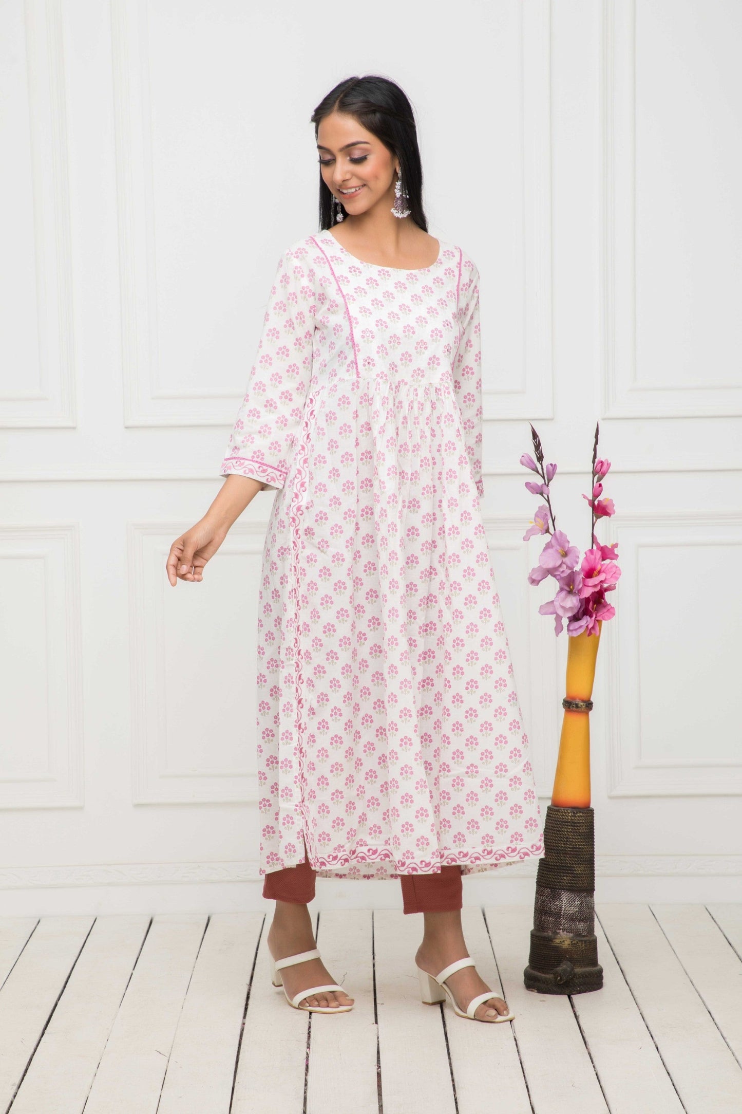 Women's White Floral Rayon Straight Round Neck Kurtas
