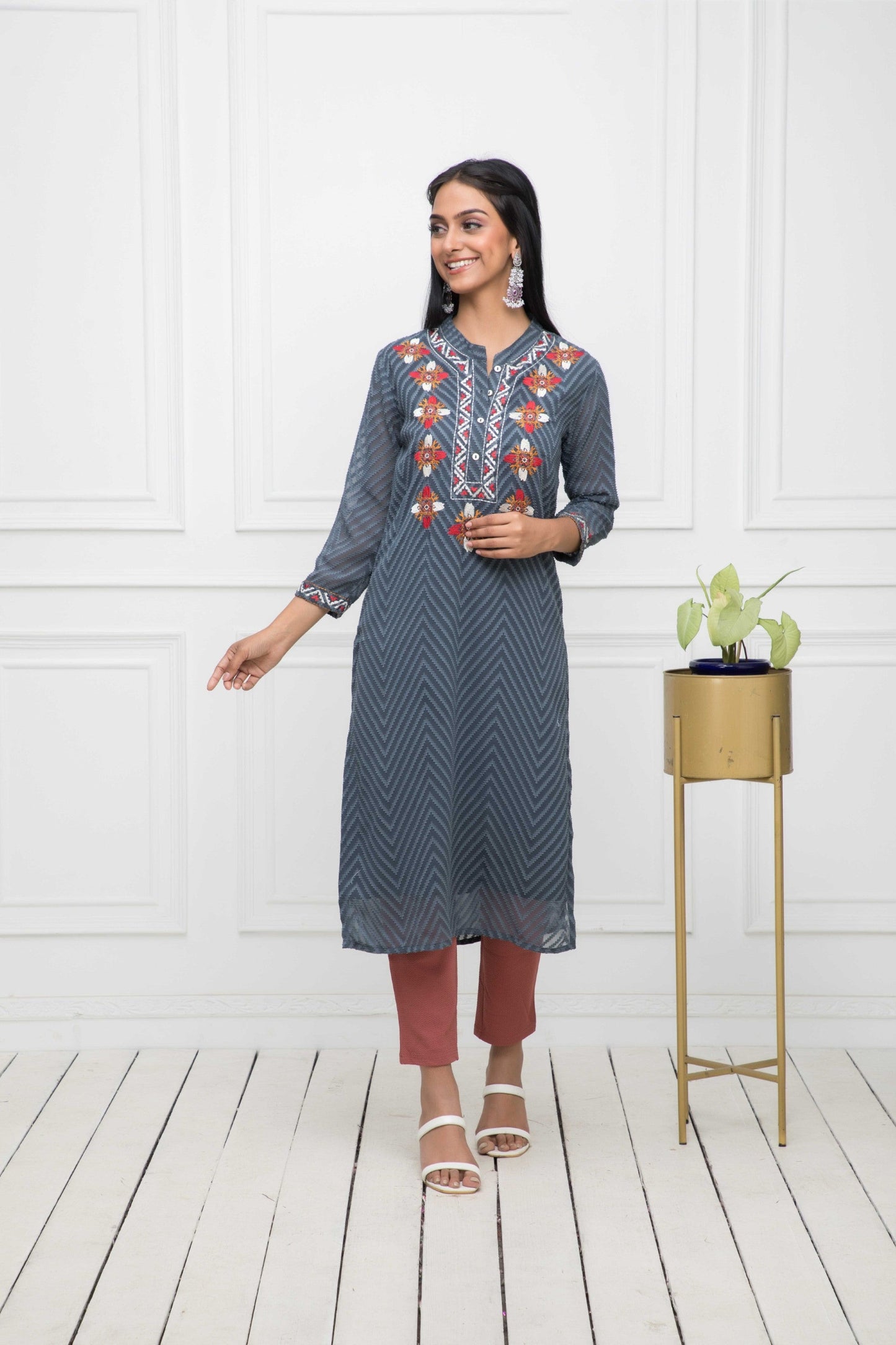 Women's Grey Solid Georgette Straight V-Neck Kurtas