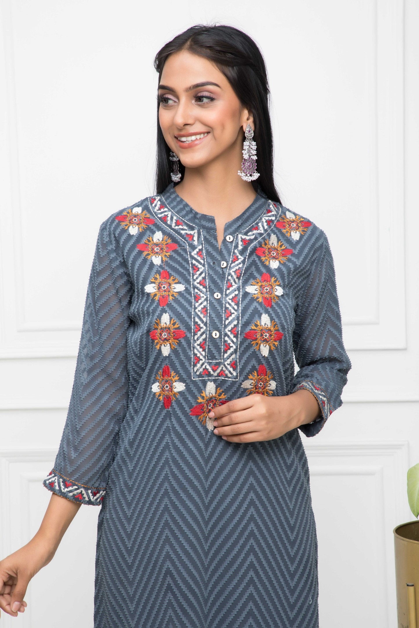 Women's Grey Solid Georgette Straight V-Neck Kurtas