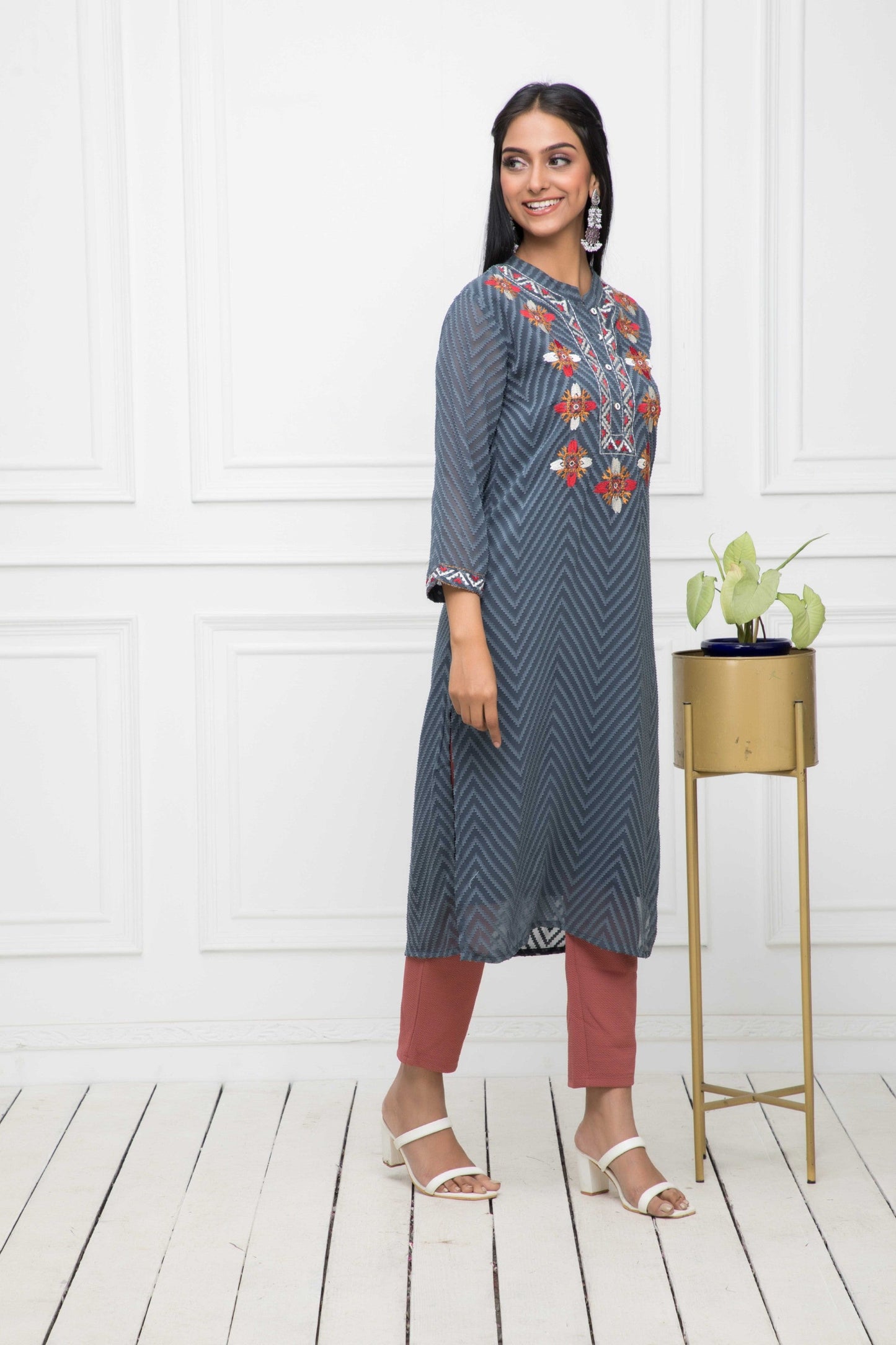 Women's Grey Solid Georgette Straight V-Neck Kurtas