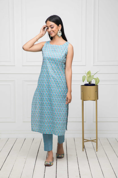 Women's Blue Solid Cotton Straight Round Neck Kurtas
