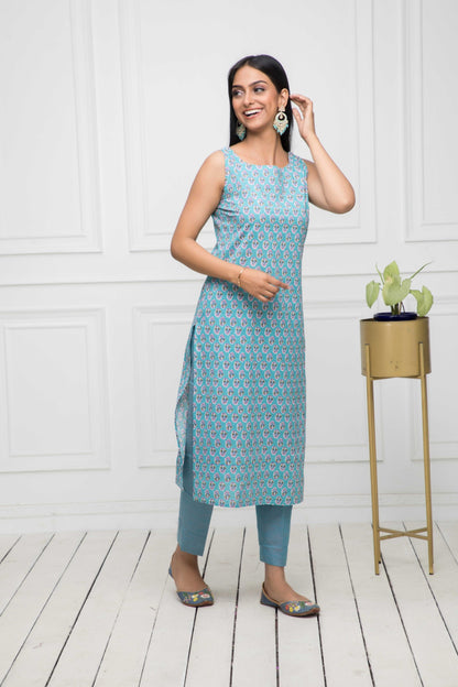 Women's Blue Solid Cotton Straight Round Neck Kurtas
