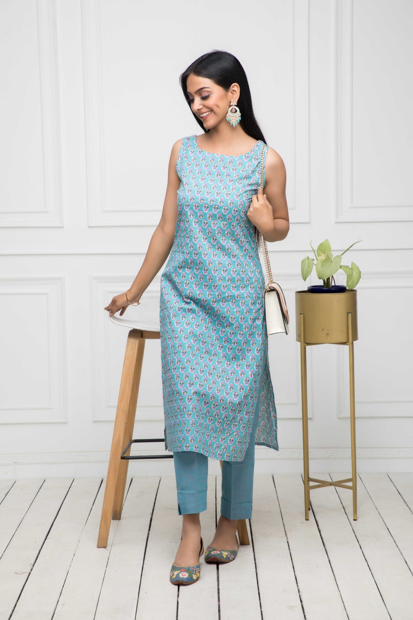 Women's Blue Solid Cotton Straight Round Neck Kurtas
