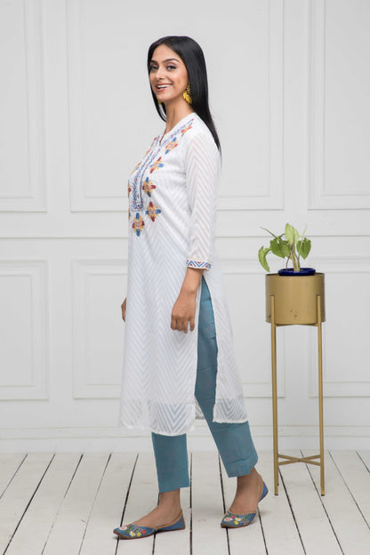 Women's White Solid Georgette Straight V-Neck Kurtas