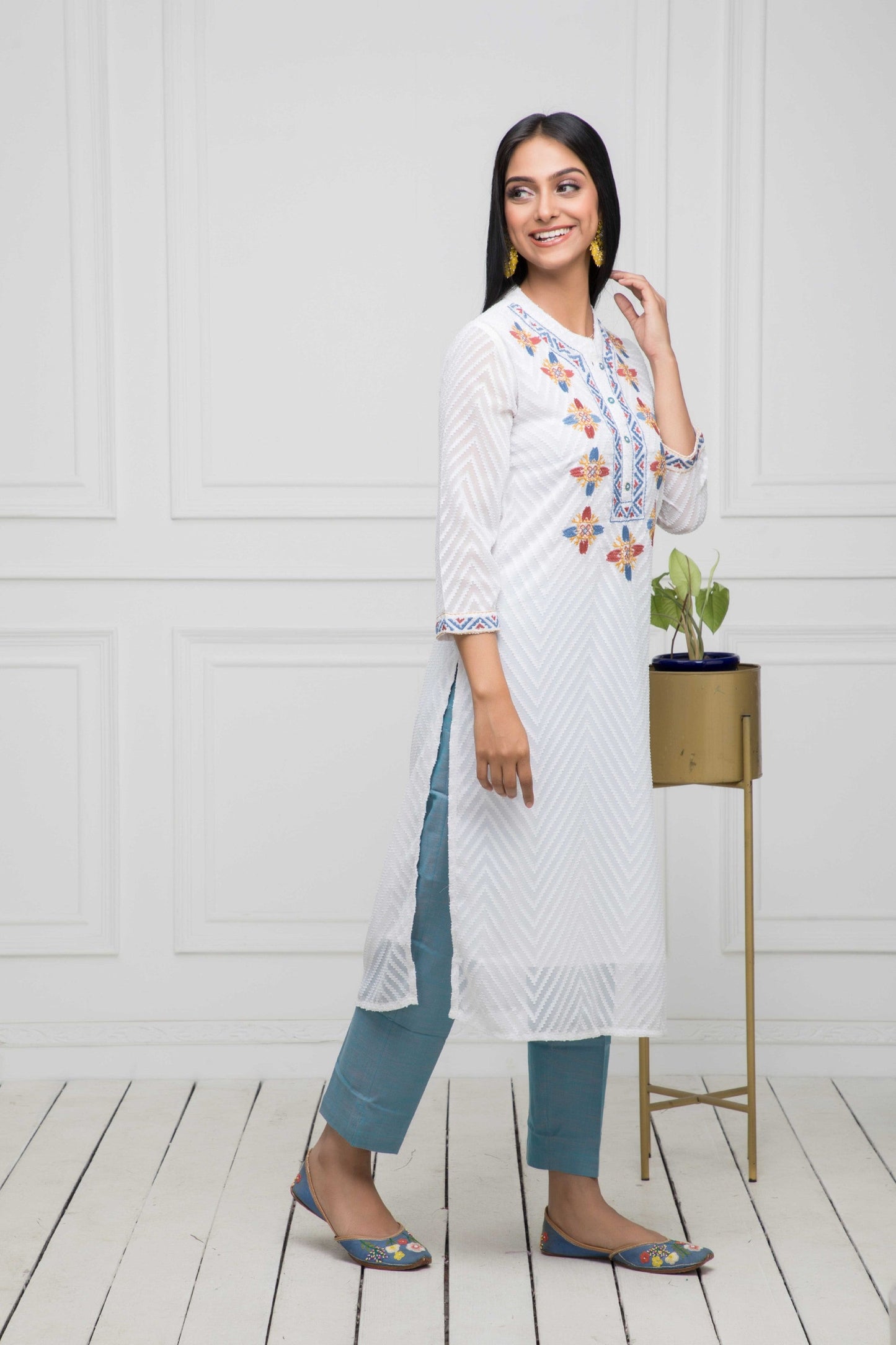 Women's White Solid Georgette Straight V-Neck Kurtas