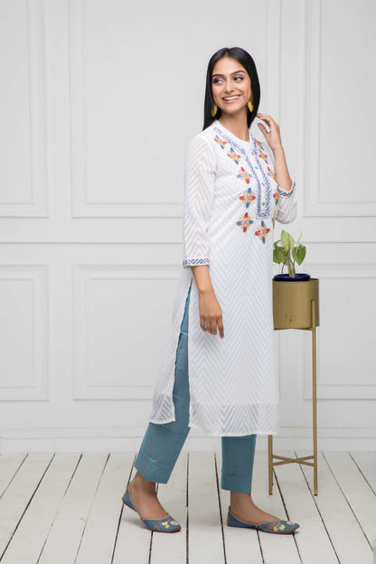 Women's White Solid Georgette Straight V-Neck Kurtas