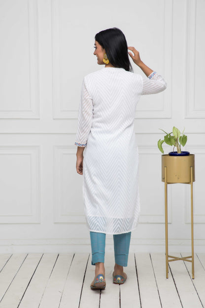 Women's White Solid Georgette Straight V-Neck Kurtas