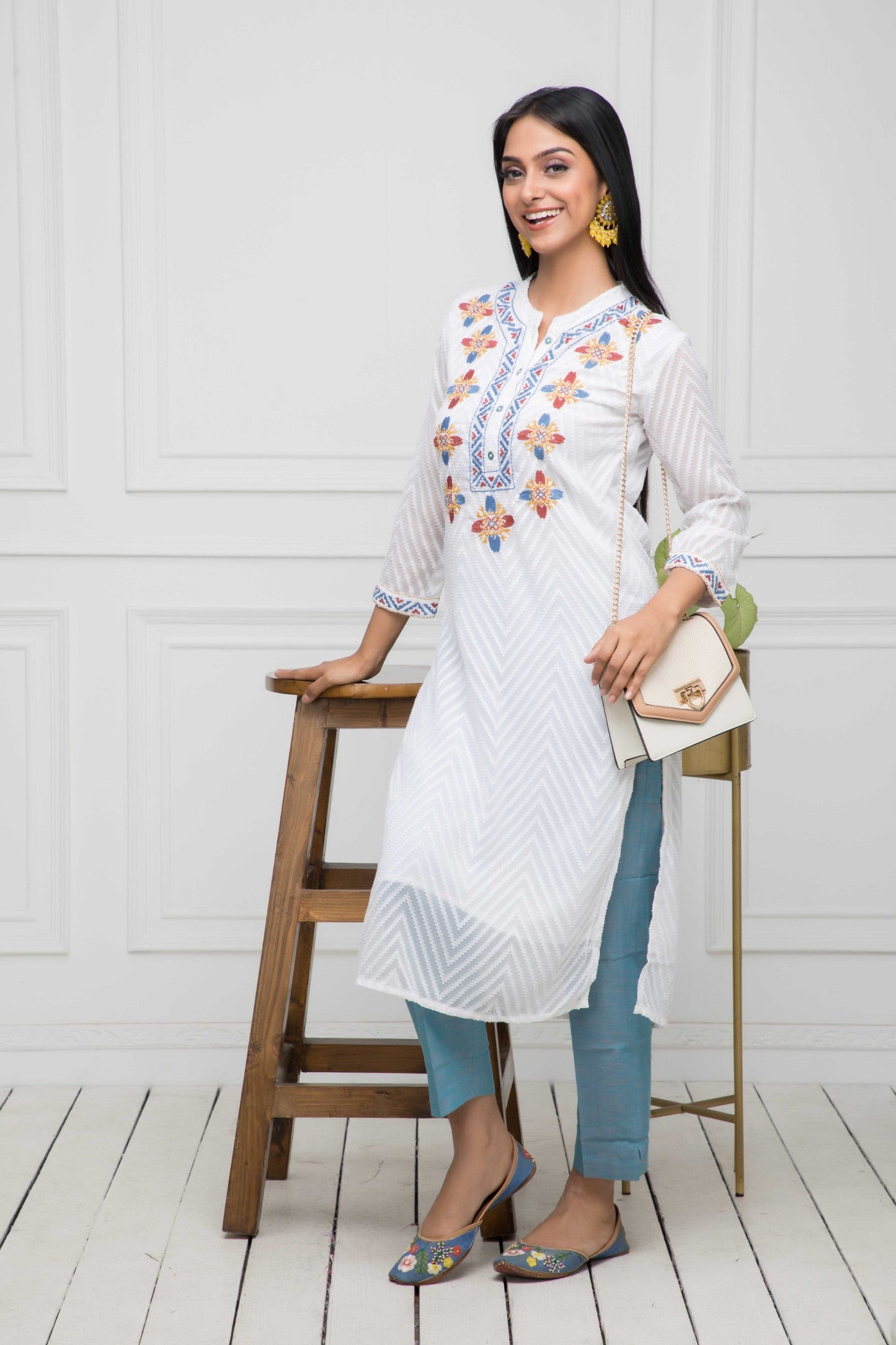 Women's White Solid Georgette Straight V-Neck Kurtas