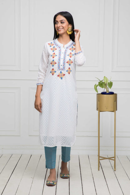 Women's White Solid Georgette Straight V-Neck Kurtas