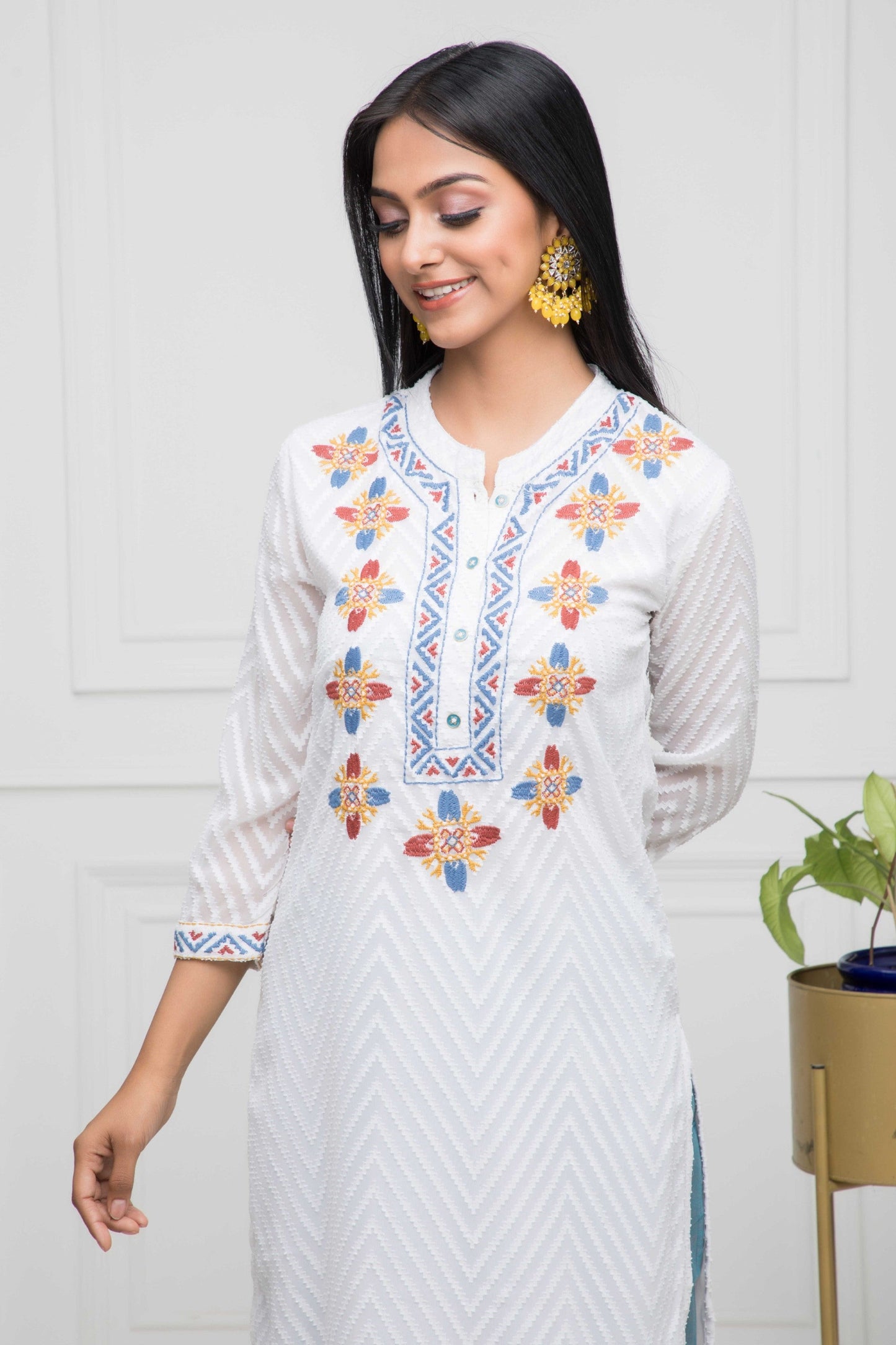 Women's White Solid Georgette Straight V-Neck Kurtas