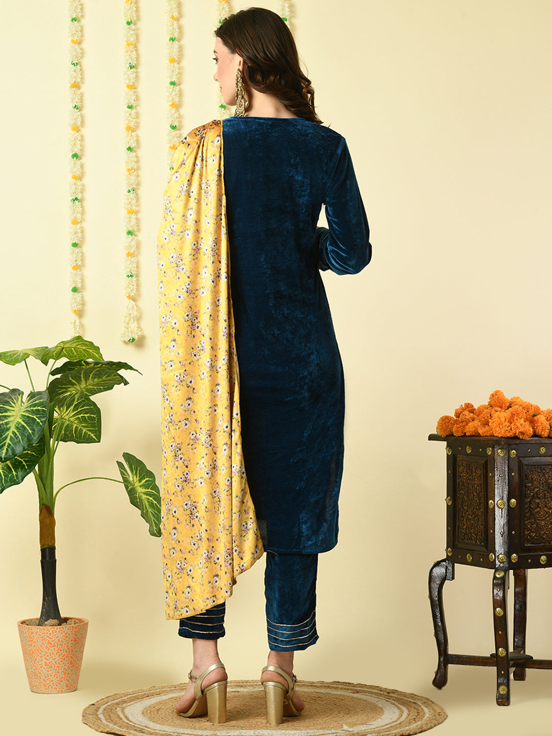 Women's Teal  Velvet Kurta & Trousers With Dupatta Party Sets